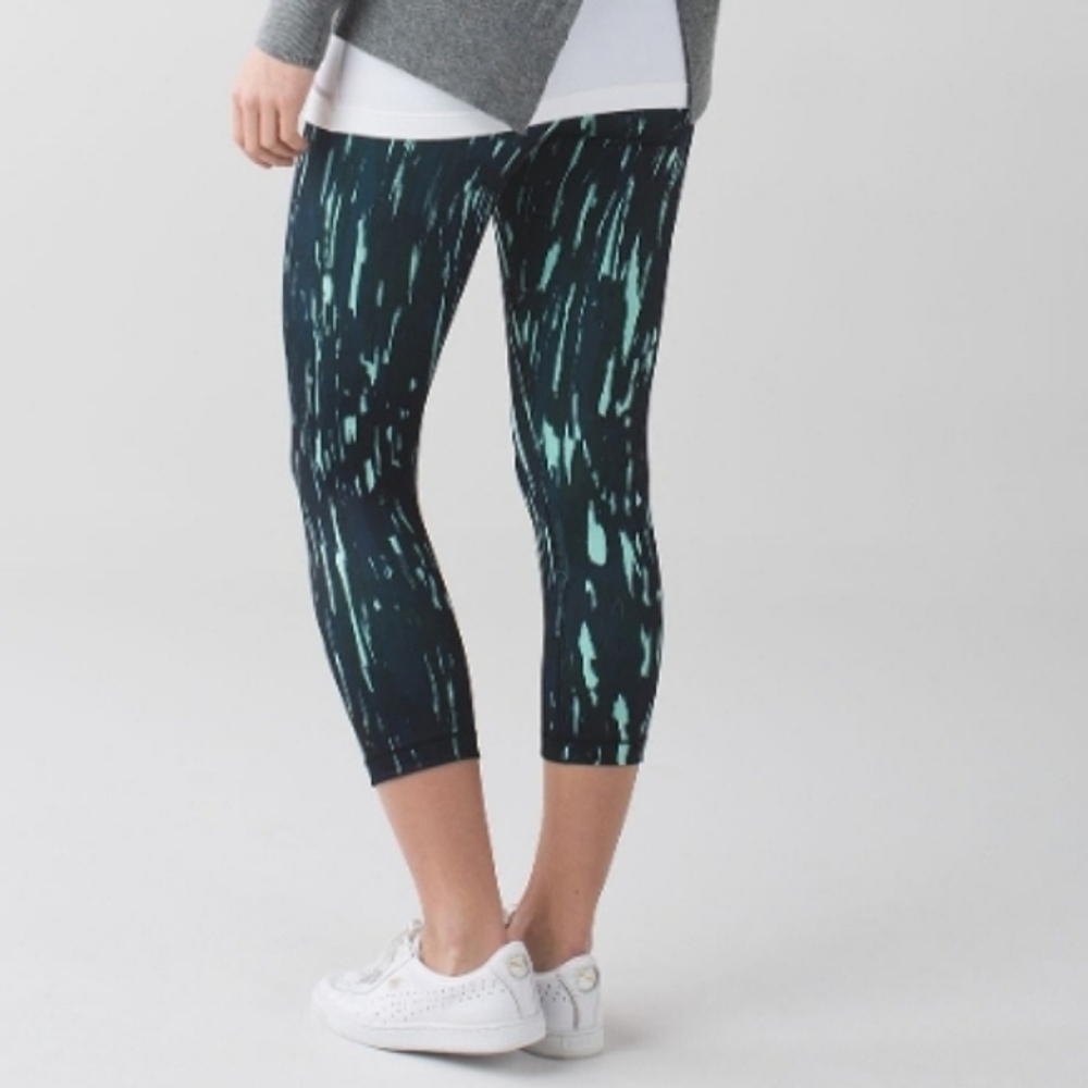 2030 * Lululemon Wunder Under Crop III Painted Animal Menthol Black Size 6 - Picture 4 of 8
